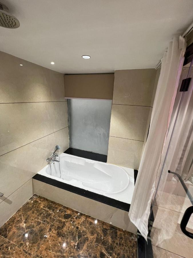 Hotel Cozzy Palace Σουράτ Εξωτερικό φωτογραφία