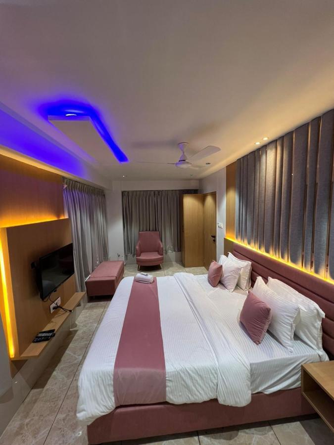 Hotel Cozzy Palace Σουράτ Εξωτερικό φωτογραφία