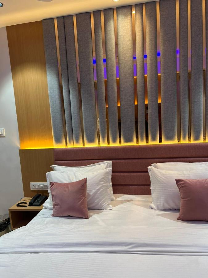 Hotel Cozzy Palace Σουράτ Εξωτερικό φωτογραφία